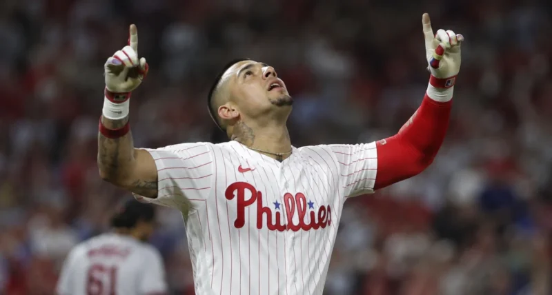 Jose Alvarado crashes into Mike Bloomberg on NBA Finals hustle play
